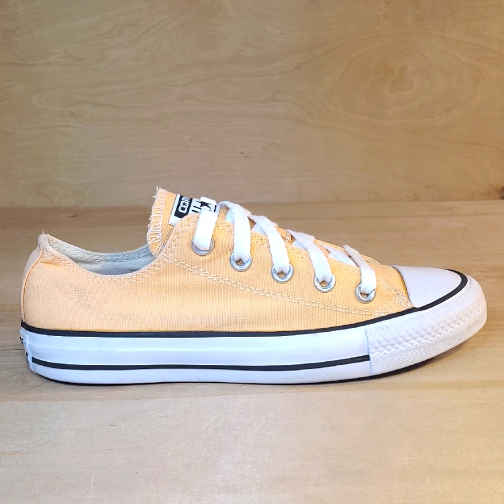 Converse All Star Low Top Canvas Sneakers. Stylish and comfortable